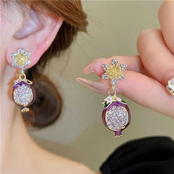 🍇 Elegant Crystal Pomegranate Drop Earrings – Gold Finish, Sparkling🍇 - Picture 4 of 5